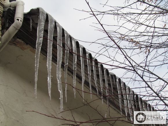 Сонячна погода сприяє утворенню бурульок на дахах Житомира. ФОТО