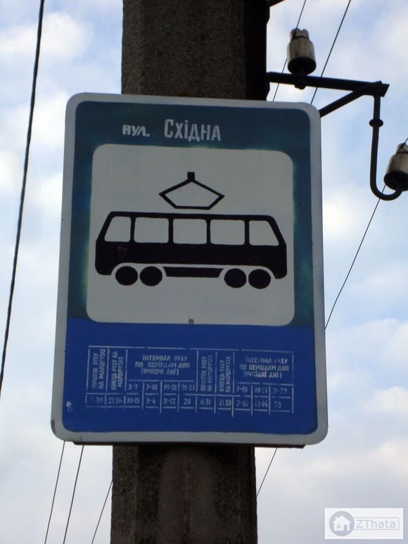 У Житомирі з’явились таблички з інтервалами руху тролейбусів та трамваїв. ФОТО