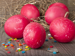 Фарбування яєць на Великдень буряком 